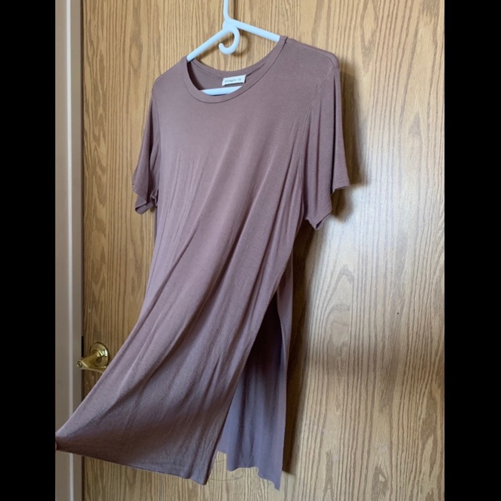 Women’s high/low shirt.